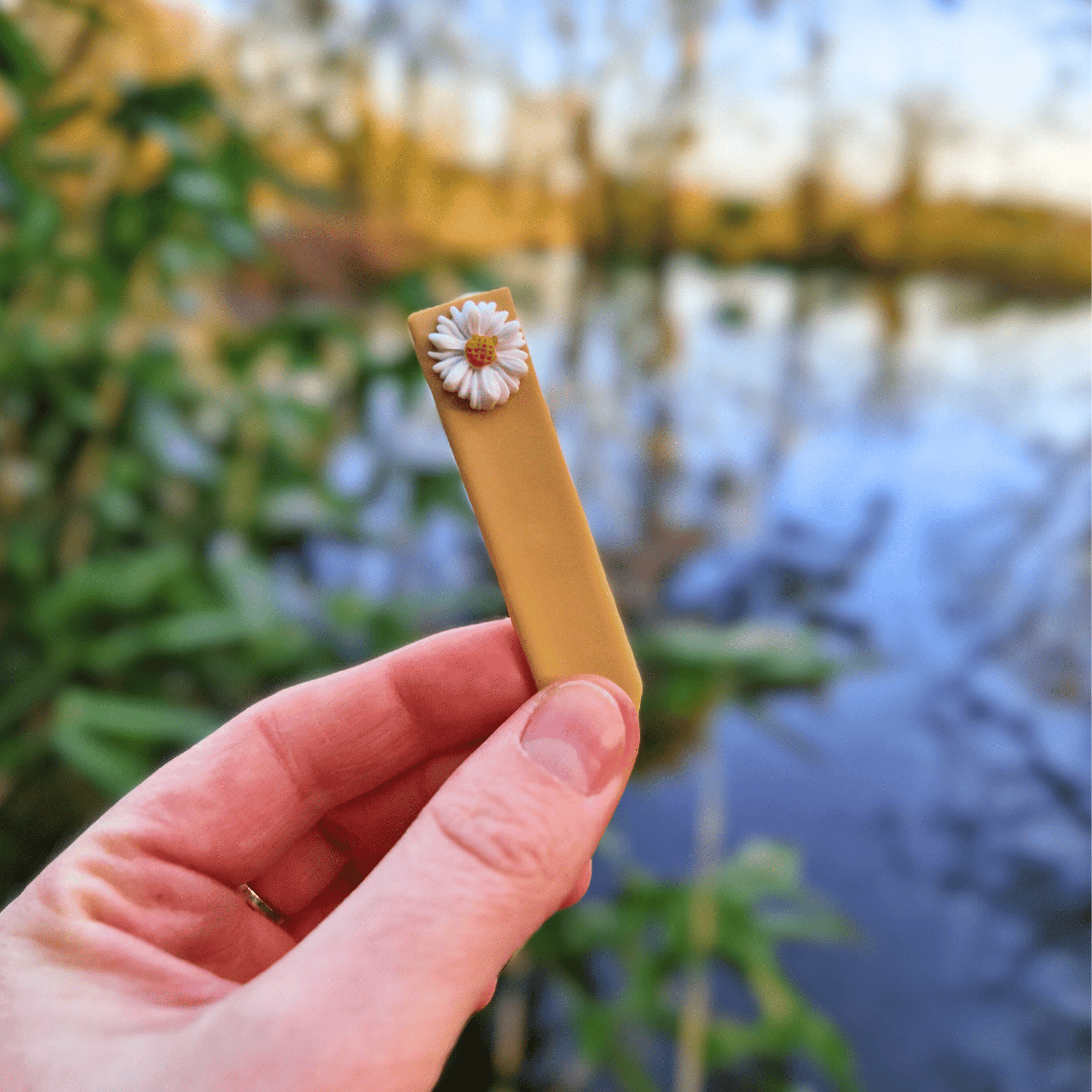 Daisy on Yellow background Decorative Plant Tag Hand Crafted in Dorset Thumbnail.